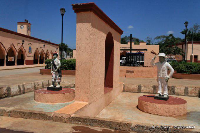 Statuen auf dem Hauptplatz, Santa Elena - Mexiko