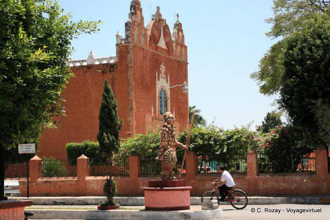 Die Kirche von San Antonio, Blick von der Calle 26, Ticul - Mexiko