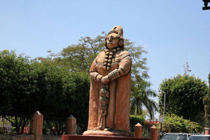 Eine der Statuen der Maya-Stadt Ticul - Mexiko