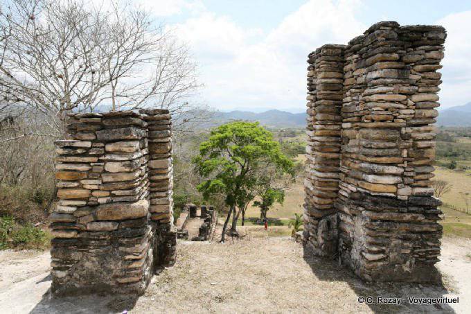 Stapel von flachen Steinen, Tonina - Mexiko