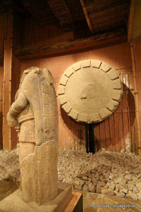 Disc und Rückansicht Statue, Museum Tonina - Mexiko