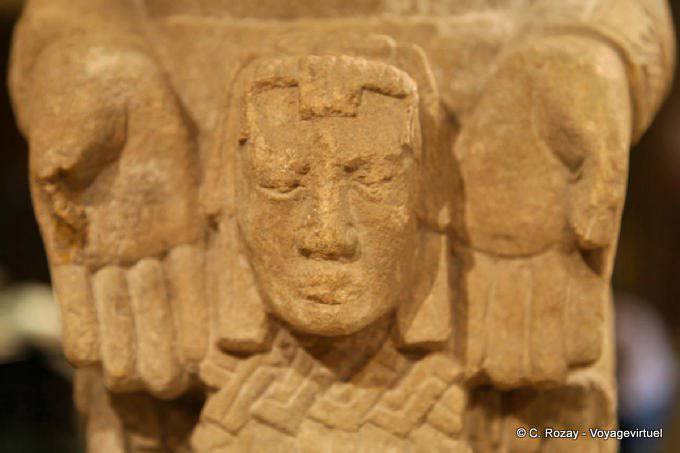 Statue hält seinen Kopf in seinen Händen, Museum Tonina - Mexiko