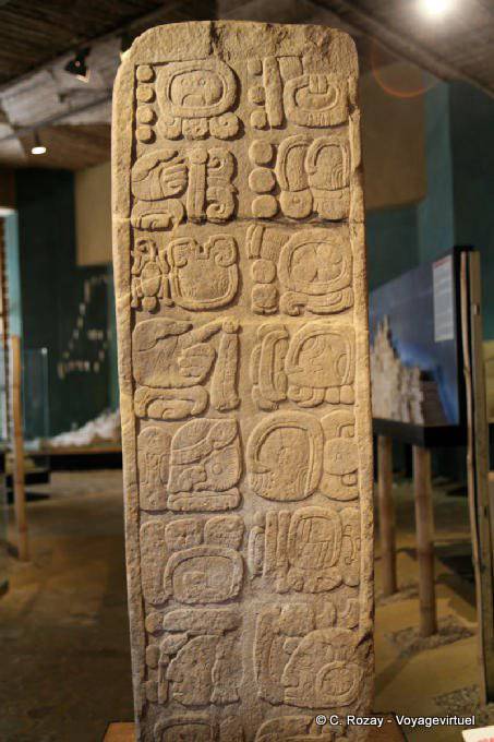 Indoor Stele von Glyphen, Museum Tonina - Mexiko
