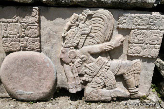 Der Ball-Spieler, Skulptur links, Tonina - Mexiko
