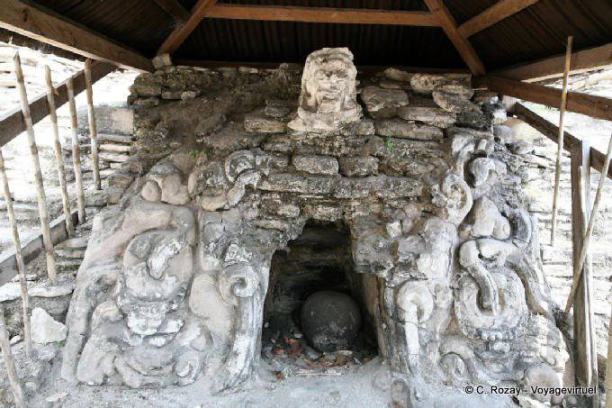 Der Altar der Monster der Erde verschlingt eine Solarkugel Stein Tonina - Mexiko
