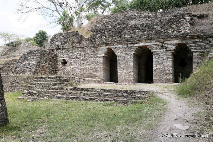 Der Palast der Dunkelheit, die erste Stufe der Akropolis, Tonina - Mexiko