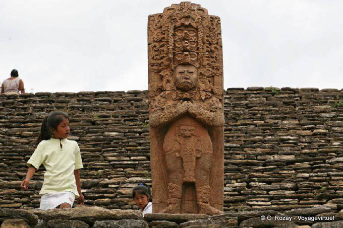 Neugierige Kinder vor der Statue des sechsten Jahrhunderts, die die souveränen B'alam Ya Acal, Tonina - Mexiko