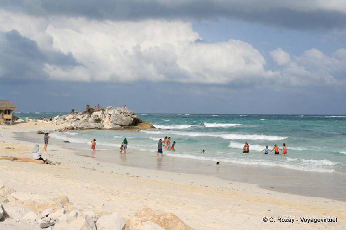 Badende am Strand von Tulum - Mexiko