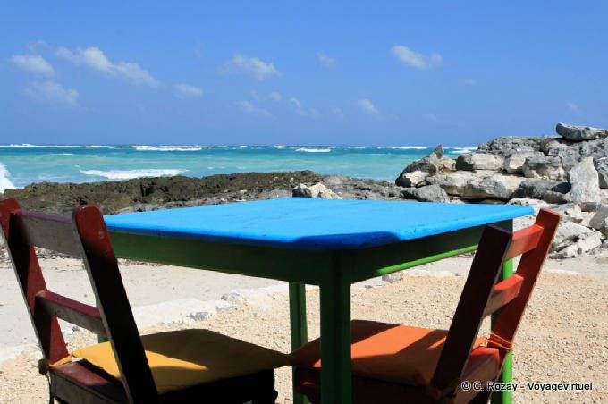 Farbtabelle und Meer, Tulum - Mexiko
