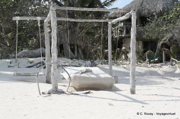 Bett am Strand von Tulum ausgesetzt - Mexiko