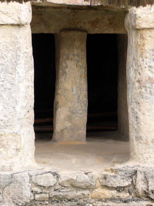 Spalten in einem Stück, archäologische Stätte von Tulum - Mexiko