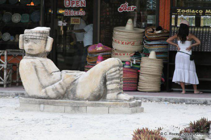 Chac Mool Wiedergabe vor dem Souvenirshop, Website, Tulum - Mexiko