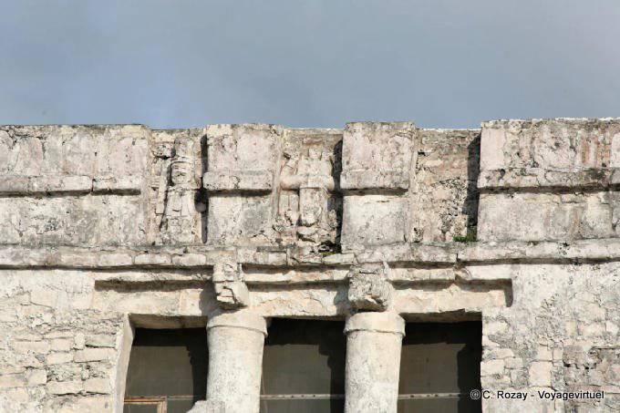 Skulptur von Gott absteigend in der zentralen Nische, El Castillo, Tulum - Mexiko