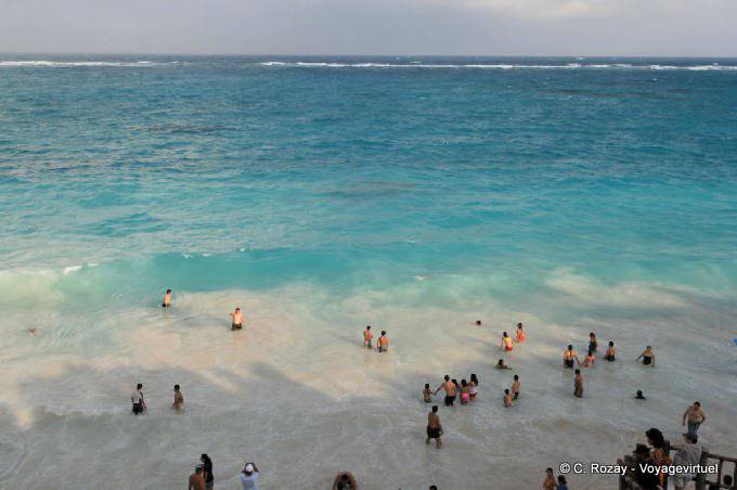 Schwimmen am Strand der Maya-Stätte Tulum - Mexiko