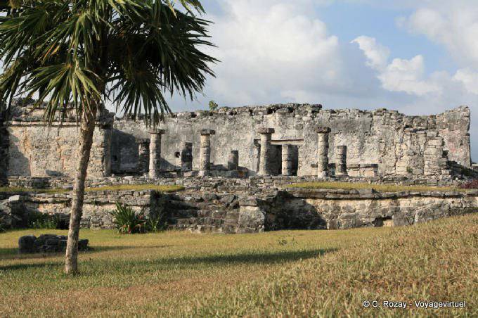 Eine Gruppe von Spalten eines Palastes in Tulum - Mexiko