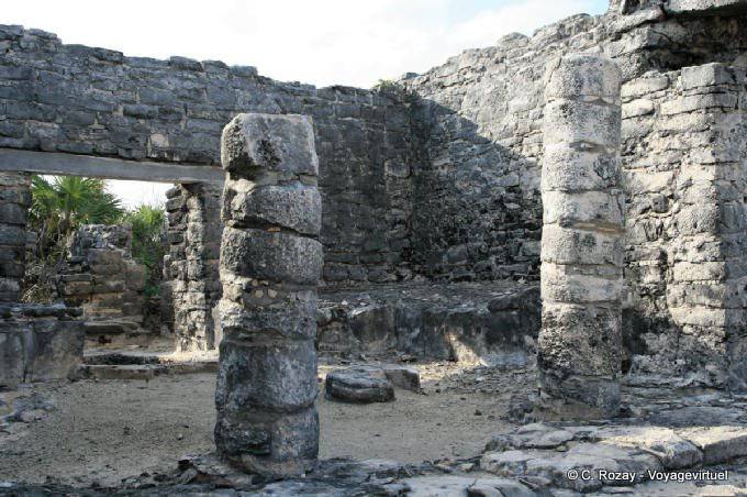 Spalten in das Haus der Cenote, Tulum - Mexiko