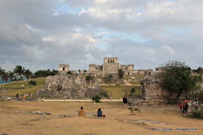 Meditation in der Mitte der berühmten archäologischen Stätte Tulum - Mexiko