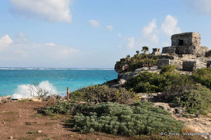 Welle am Fuße des gesamten Kukulcan, Tempel des Gottes des Windes, Tulum - Mexiko