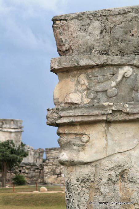 Heilige vor der Ecke des Tempels von Fresken, Tulum - Mexiko