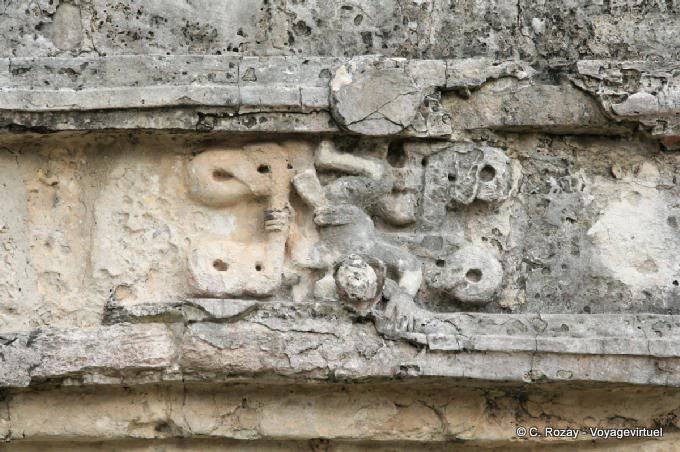 Detail einer Skulptur an der Wand, Tempel der Fresken, Tulum - Mexiko