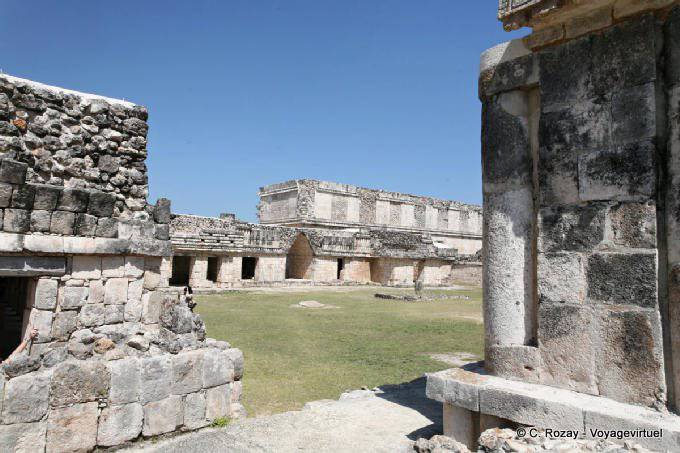 Blick aus einem Winkel, Quadrat Vogel, Uxmal - Mexiko