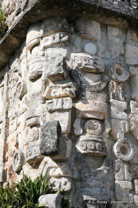 Skulptur auf der Basis der Großen Pyramide, Uxmal - Mexiko