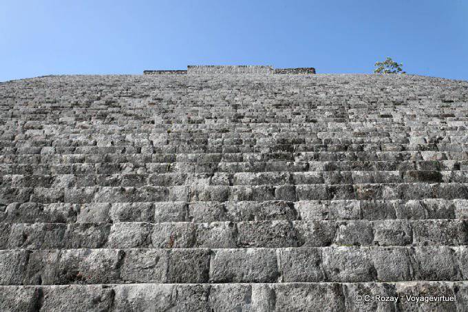 Auf den Stufen der Großen Pyramide, Uxmal - Mexiko