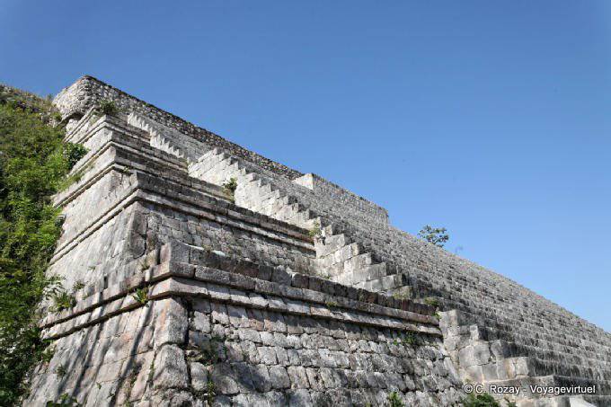Höhenunterschied Stufen der großen Treppe, große Pyramide, Uxmal - Mexiko