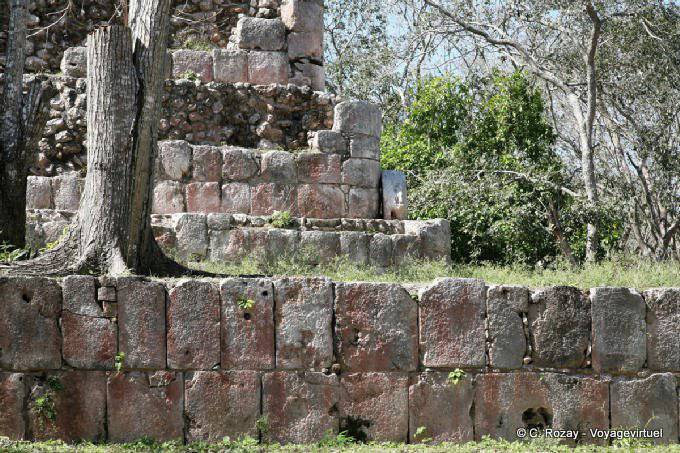 Reste von Mauern, Uxmal - Mexiko