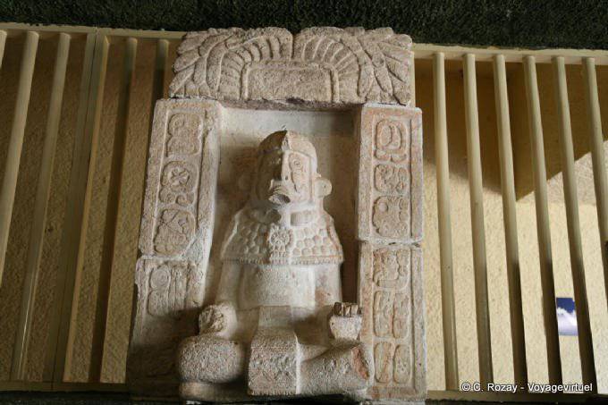 Skulptur im Lotussitz, Museum, Uxmal - Mexiko