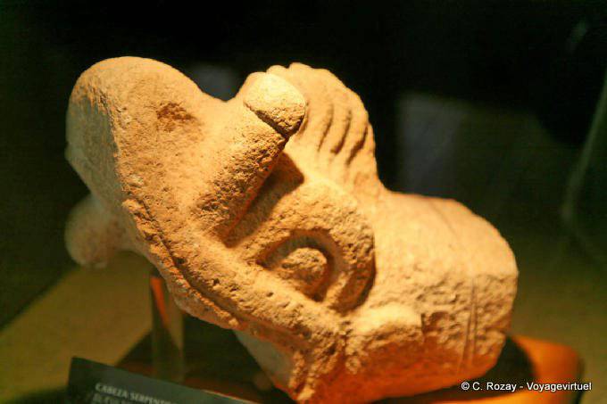Schlangenkopf, Uxmal Museum - Mexiko