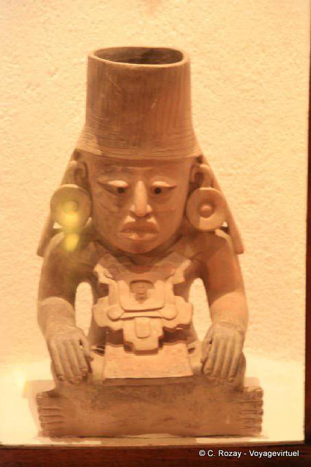 Urne mit dem Abbild des Chac, Uxmal Museum - Mexiko