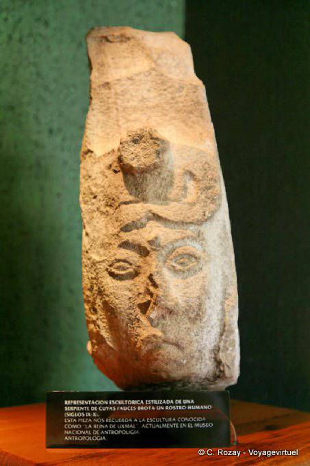Schlange, deren Kiefer wachsen auf einem menschlichen Gesicht, Skulptur der Königin von Uxmal - Mexiko