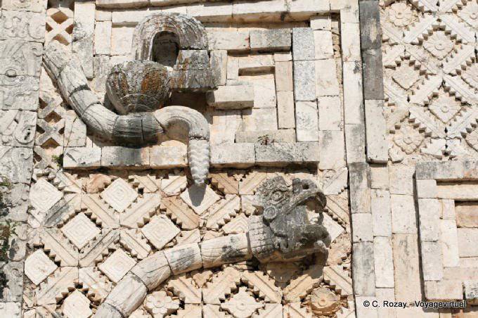 Schlange auf der Vorderseite des Nonnenkloster-Viereck, Uxmal - Mexiko