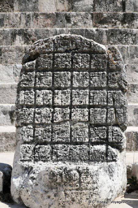 Stele mit Hieroglyphen, Nonnenkloster, Uxmal - Mexiko