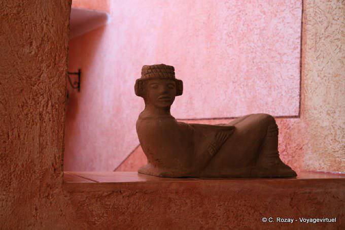 Chac Mool, liegende Statue Archeologicas Villas Hotel, Uxmal - Mexiko