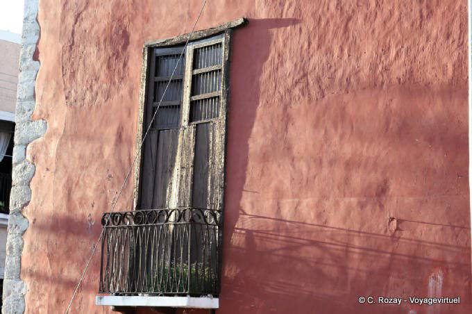 Licht und Schatten an der Wand, Valladolid - Mexiko