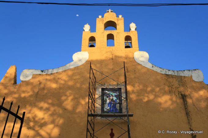 Der Glockenturm und der Mond, Templo San Juan de Dios, Valladolid - Mexiko