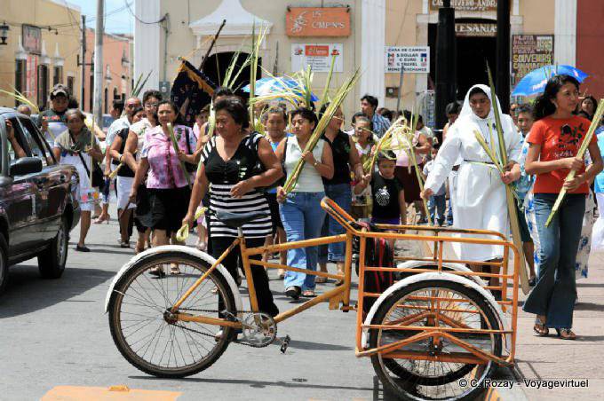 Dreirad und Religion zu Ostern, Valladolid - Mexiko