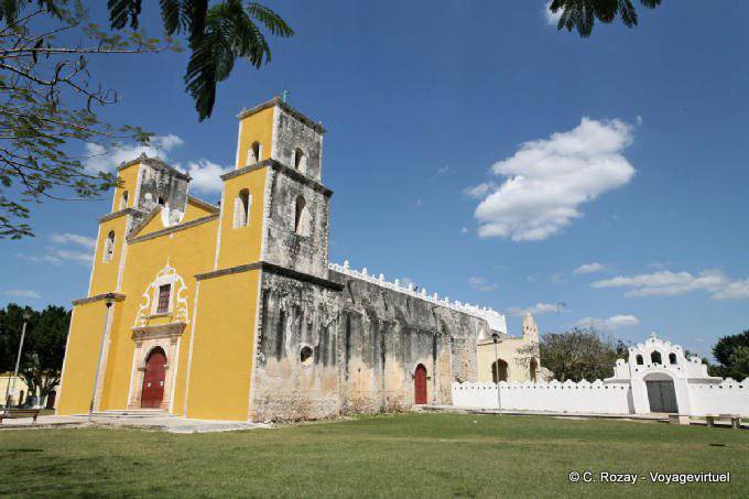 Ein weiterer Blick auf die Kirche restauriert, Sotuta, Yucatan - Mexiko