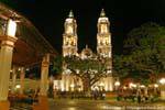 Die Kathedrale von der Zocalo in der Nacht, Campeche, Mexiko.