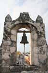 Die Glocke der Puerta de Tierra, Campeche, Mexiko.
