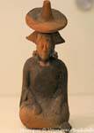 Statuette trägt einen traditionellen Hut, Museo Maya Archäologie, Campeche, Mexiko.