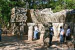 Warten im Schatten der Ruinen Chichen Itza, Mexiko.