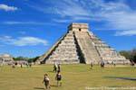 Kinder auf dem Rasen, Pyramide des Kukulcan, Chichen Itza, Mexiko.