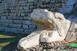 Snake Kopf am Fuß der Pyramide des Kukulcan, Chichen Itza, Mexiko.