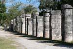 Eine Mischung aus runden und rechteckigen Säulen, Ort der tausend Säulen, Chichen Itza, Mexiko.