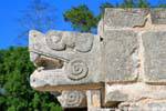 Skulpturen Schlangenköpfe auf der Casa de las Aguilas, Plattform der Venus, Chichen Itza, Mexiko.
