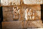 Glyphen an der Wand, El Torre, Ek Balam, Mexiko.