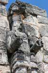 Codz Poop, eine Statue auf der Ostseite des Jaguar Skulptur, Kabah, Mexiko.